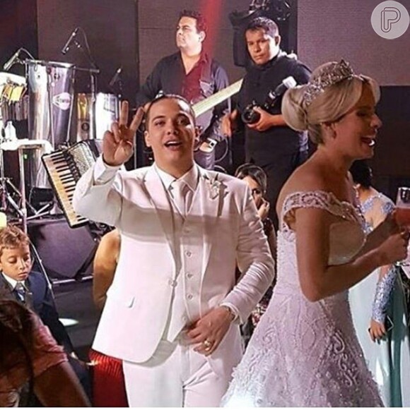 Vestido de noiva de Thyane Dantas está avaliado em R$ 72 mil: '58 mil cristais'