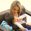 Fernanda Gentil é mãe de Gabriel, de 11 meses, com quem foi fotografada passeando em shopping do Rio de Janeiro em julho de 2016