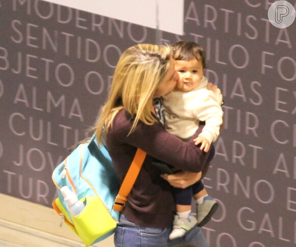 Fernanda Gentil, âncora da Globo no Parque Olímpico, passeou com o filho, Gabriel, de 11 meses, em um shopping carioca em julho de 2016