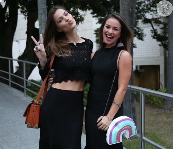 Pamela Tomé e Larissa Ayres se divertem na confraternização do elenco de 'Malhação'