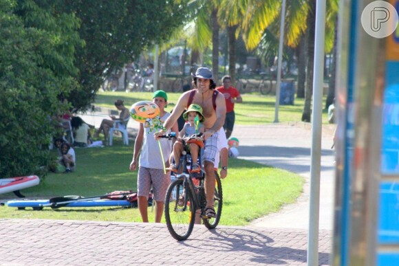 Eriberto Leão e o filho, João, passearam de bicicleta pela orla da Lagoa Rodrigo de Freitas, na Zona Sul do Rio