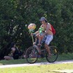 Eriberto Leão passeia de bicicleta com o filho e tira foto com fãs no Rio