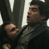 Na novela 'Liberdade, Liberdade', Xavier (Bruno Ferrari) tenta ajudar a salvar André (Caio Blat) empurrando seu corpo para cima e aliviar a corda de seu pescoço