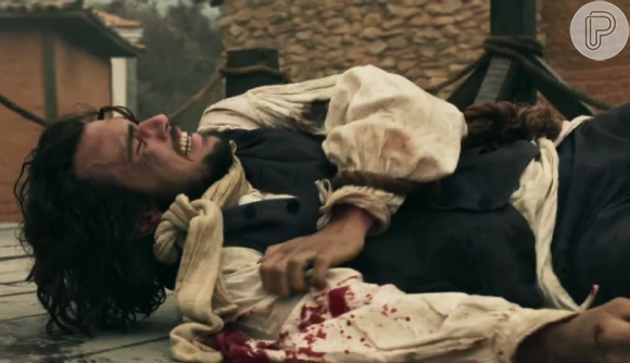 Na novela 'Liberdade, Liberdade', Xavier (Bruno Ferrari) fica caído no chão ao ser atingido por um tiro no braço. Vendo André (Caio Blat) morto, ele grita desesperado, mas não consegue se levantar