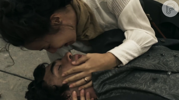 Na novela 'Liberdade, Liberdade', Rosa (Andreia Horta) chora vendo André (Caio Blat) morto: 'Meu irmãozinho que eu amo tanto'