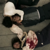 Na novela 'Liberdade, Liberdade', Rosa (Andreia Horta) fica caída no chão ao lado de André (Caio Blat) e Xavier (Bruno Ferrari)