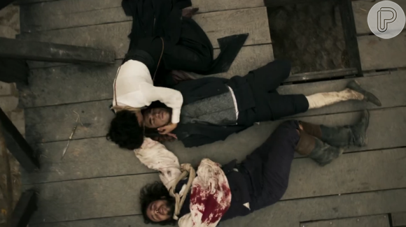 Na novela 'Liberdade, Liberdade', Rosa (Andreia Horta) fica caída no chão ao lado de André (Caio Blat) e Xavier (Bruno Ferrari)