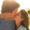 Gisele Bündchen comemora aniversário do marido com foto de beijo: 'Saudades!'