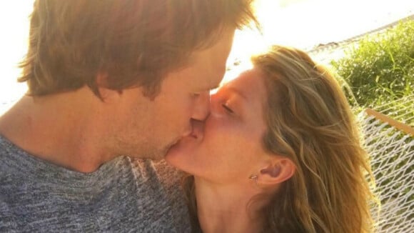 Gisele Bündchen comemora aniversário do marido com foto de beijo: 'Saudades!'