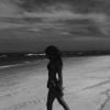 Ruby O. Fee exibe a boa forma em foto postada numa praia brasileira