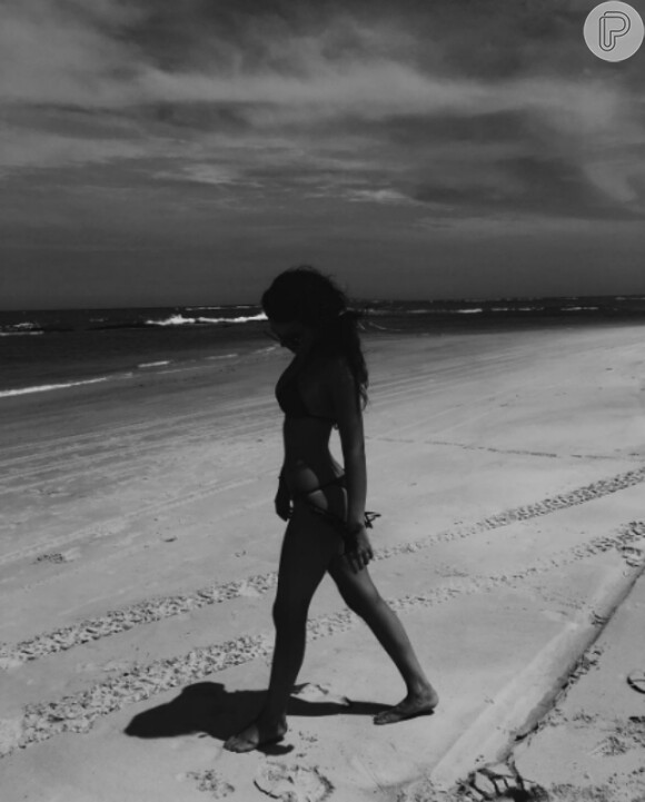 Ruby O. Fee exibe a boa forma em foto postada numa praia brasileira