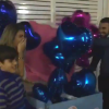 Em uma brincadeira, colocaram dentro de uma caixa balões em duas cores diferentes, azul para menino e rosa para menina, que indicaria o resultado do teste. Kelly ficou bastante emocionada e chorou ao saber que terá seu segundo filho