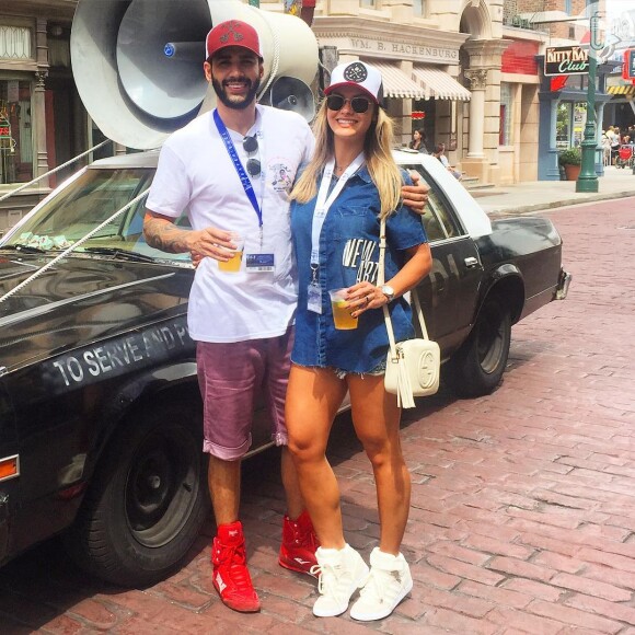 Gusttavo Lima e Andressa aproveitaram o primeiro dia de folga do cantor em Orlando para visitar o 'Universal Studios'
