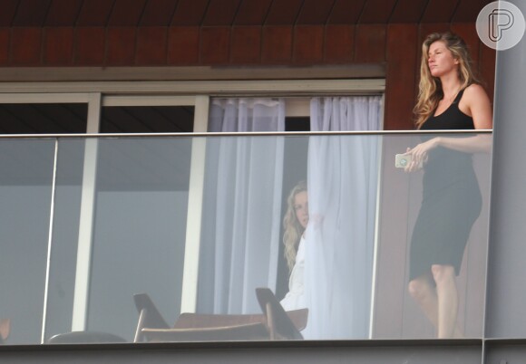 Gisele Bündchen aparece sem maquiagem e fotografa praia de varanda de hotel no Rio nesta quarta-feira, 3 de agosto de 2016