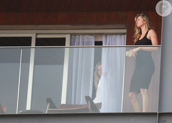 Gisele Bündchen aparece sem maquiagem e fotografa praia de varanda de hotel no Rio nesta quarta-feira, 3 de agosto de 2016