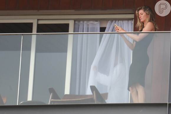 Gisele Bündchen aparece sem maquiagem e fotografa praia de varanda de hotel no Rio nesta quarta-feira, 3 de agosto de 2016