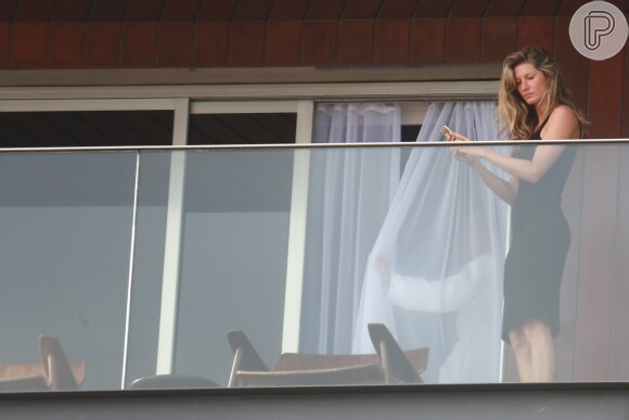 Gisele Bündchen aparece sem maquiagem e fotografa praia de varanda de hotel no Rio nesta quarta-feira, 3 de agosto de 2016