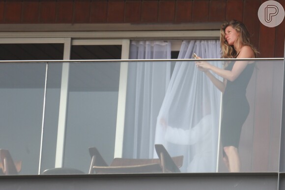 Gisele Bündchen aparece sem maquiagem e fotografa praia de varanda de hotel no Rio nesta quarta-feira, 3 de agosto de 2016