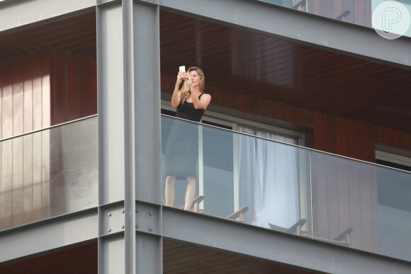 Gisele Bündchen aparece sem maquiagem e fotografa praia de varanda de hotel no Rio nesta quarta-feira, 3 de agosto de 2016