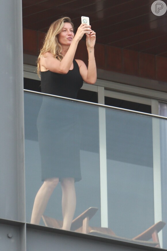 Gisele Bündchen aparece sem maquiagem e fotografa praia de varanda de hotel no Rio nesta quarta-feira, 3 de agosto de 2016