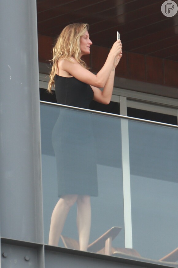 Gisele Bündchen aparece sem maquiagem e fotografa praia de varanda de hotel no Rio nesta quarta-feira, 3 de agosto de 2016