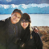 Edson Celulari, na foto com a namorada, Karin Roepke, tem reagido bem as sessões de quimioterapia