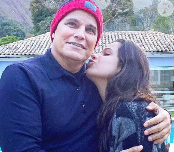 Edson Celulari, na foto com a filha, Sophia, de 13 anos, segue o tratamento contra o câncer até novembro de 2016