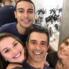 Sergio Malheiros posou com Deborah Secco, Larissa Ayres e Marcos Pasquim nos bastidores de 'Malhação'