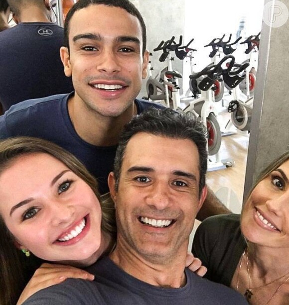 Sergio Malheiros posou com Deborah Secco, Larissa Ayres e Marcos Pasquim nos bastidores de 'Malhação'