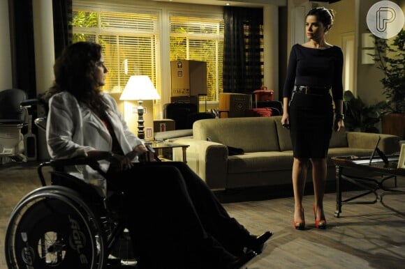 Aline (Vanessa Giácomo) vai enterrar o corpo de Mariah (Lucia Veríssimo) no quintal, em 'Amor à Vida'