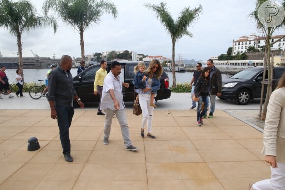 Gisele Bündchen leva os filhos, Benjamin e Vivian Lake, a museu no Rio, nesta quinta-feira, 4 de agosto de 2016