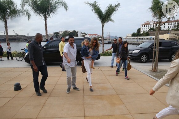 Gisele Bündchen leva os filhos, Benjamin e Vivian Lake, a museu no Rio, nesta quinta-feira, 4 de agosto de 2016