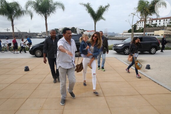 Gisele Bündchen leva os filhos, Benjamin e Vivian Lake, a museu no Rio, nesta quinta-feira, 4 de agosto de 2016