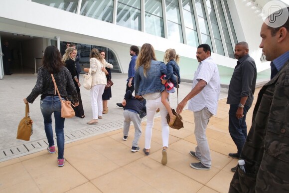 Gisele Bündchen leva os filhos, Benjamin e Vivian Lake, a museu no Rio, nesta quinta-feira, 4 de agosto de 2016