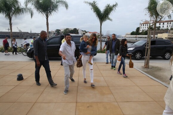Gisele Bündchen leva os filhos, Benjamin e Vivian Lake, a museu no Rio, nesta quinta-feira, 4 de agosto de 2016