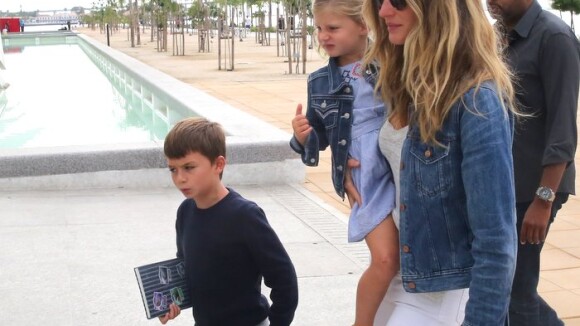 Gisele Bündchen leva os filhos, Benjamin e Vivian Lake, a museu no Rio. Fotos!