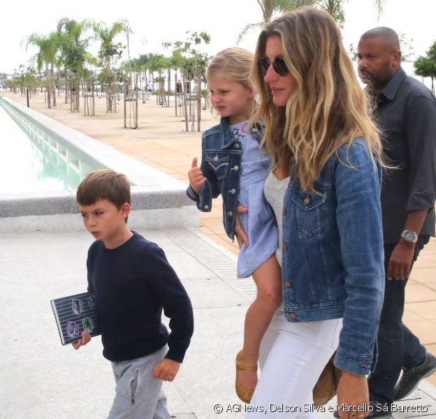 Gisele Bündchen leva os filhos, Benjamin e Vivian Lake, a museu no Rio, nesta quinta-feira, 4 de agosto de 2016