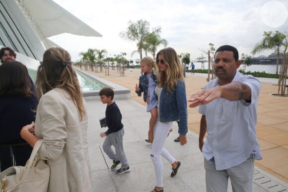 Gisele Bündchen leva os filhos, Benjamin e Vivian Lake, a museu no Rio, nesta quinta-feira, 4 de agosto de 2016