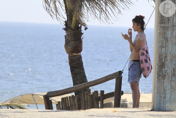Maria Casadevall exibiu a barriguinha sequinha em um passeio pela orla da praia da Barra da Tijuca, Zona Oeste do Rio de Janeiro, nesta quinta-feira, 21 de novembro de 2013
