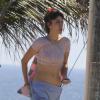A atriz Maria Casadevall curtiu uma folga das gravações de 'Amor à Vida', em que vive a advogada Patrícia, para passear pela orla da praia da Barra da Tijuca, Zona Oeste do Rio de Janeiro, nesta quinta-feira, 21 de novembro de 2013