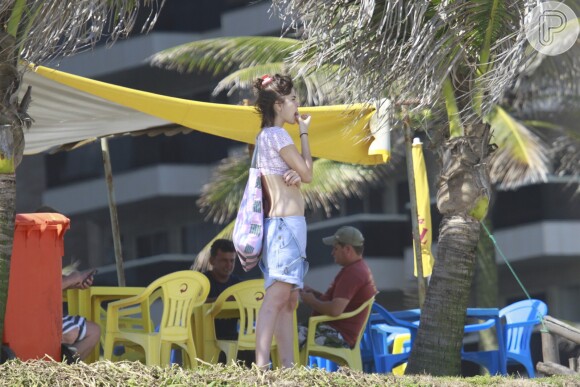 Maria Casadevall comeu uma maça durante um passeio na orla da praia da Barra da Tijuca, Zona Oeste do Rio de Janeiro, nesta quinta-feira, 21 de novembro de 2013