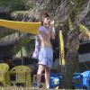 A atriz Maria Casadevall, de 'Amor à Vida', conversou no celular durante um passeio na orla da praia da Barra da Tijuca, Zona Oeste do Rio de Janeiro, nesta quinta-feira, 21 de novembro de 2013