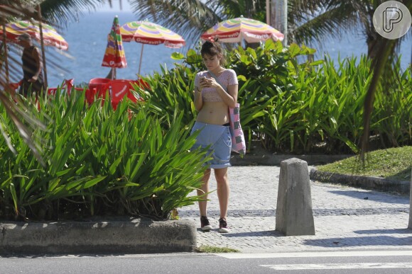 Maria Casadevall exibiu o corpo esbelto e magrinho na orla da praia da Barra da Tijuca, Zona Oeste do Rio de Janeiro, nesta quinta-feira, 21 de novembro de 2013