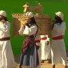 Hebreus carregam a Arca da Aliança, onde estão os Dez Mandamentos, durante gravação da abertura do Rio Jordão na novela 'A Terra Prometida'