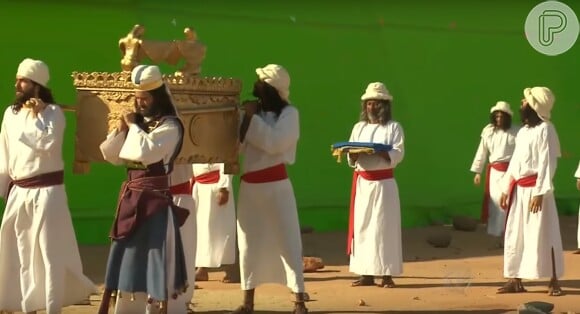 Hebreus carregam a Arca da Aliança, onde estão os Dez Mandamentos, durante gravação da abertura do Rio Jordão na novela 'A Terra Prometida'