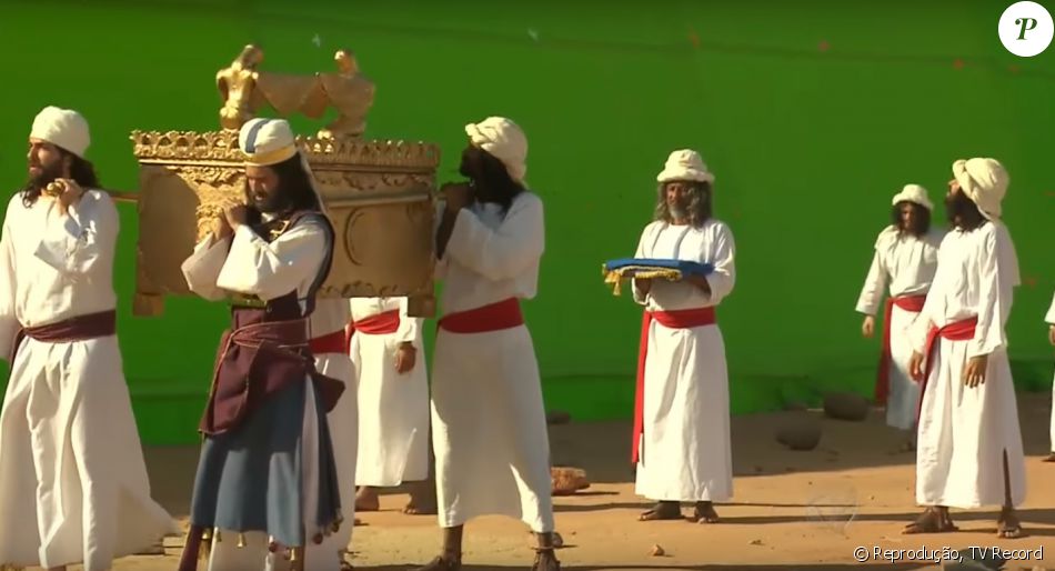 Hebreus carregam a Arca da Aliança, onde estão os Dez Mandamentos, durante gravação da abertura