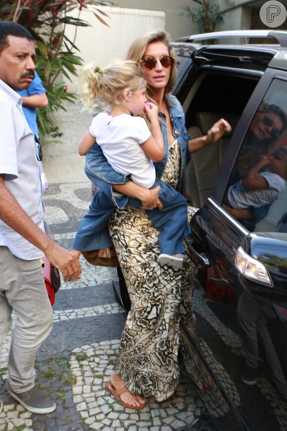 Gisele Bündchen deixou o restaurante na Zona Sul do Rio de Janeiro com a filha Vivian, de 3 anos, no colo