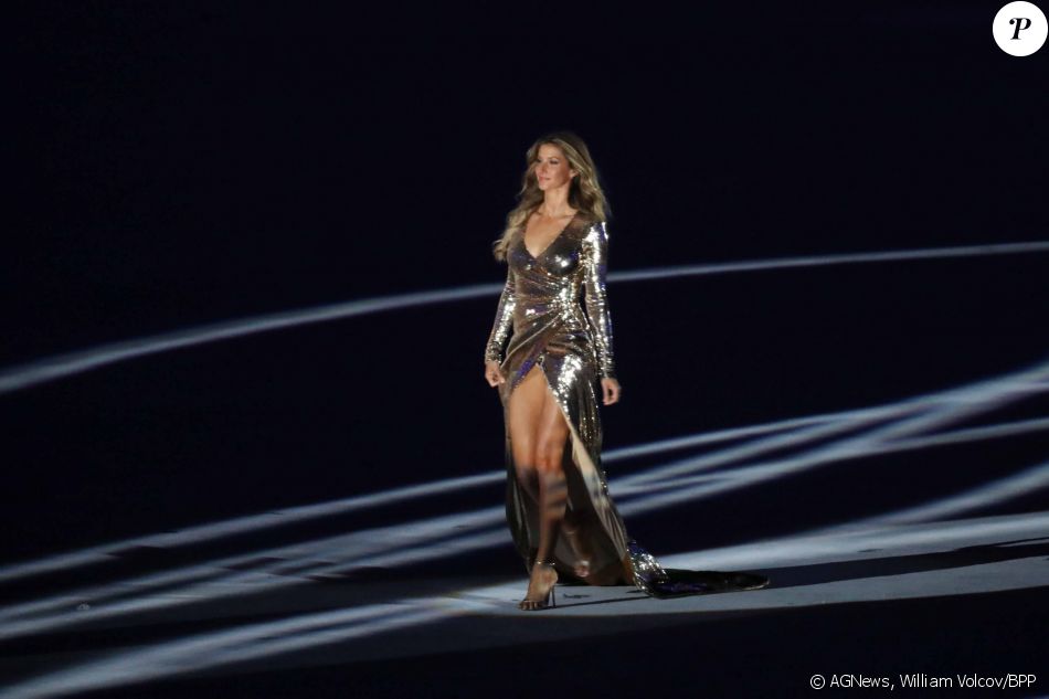 Gisele Bündchen usa vestido de estilista brasileiro em cerimônia