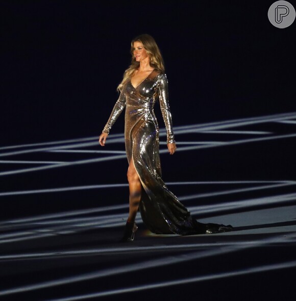 Gisele Bündchen desfilou ao som de 'Garota de Ipanema' e usou um vestido do estilista brasileiro Alexandre Herchcovitch
