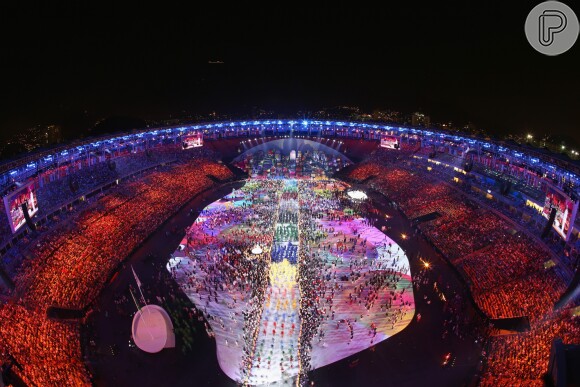 Após os desfiles das delegações, as escolas de samba do Rio de Janeiro embalaram o público no Maracanã